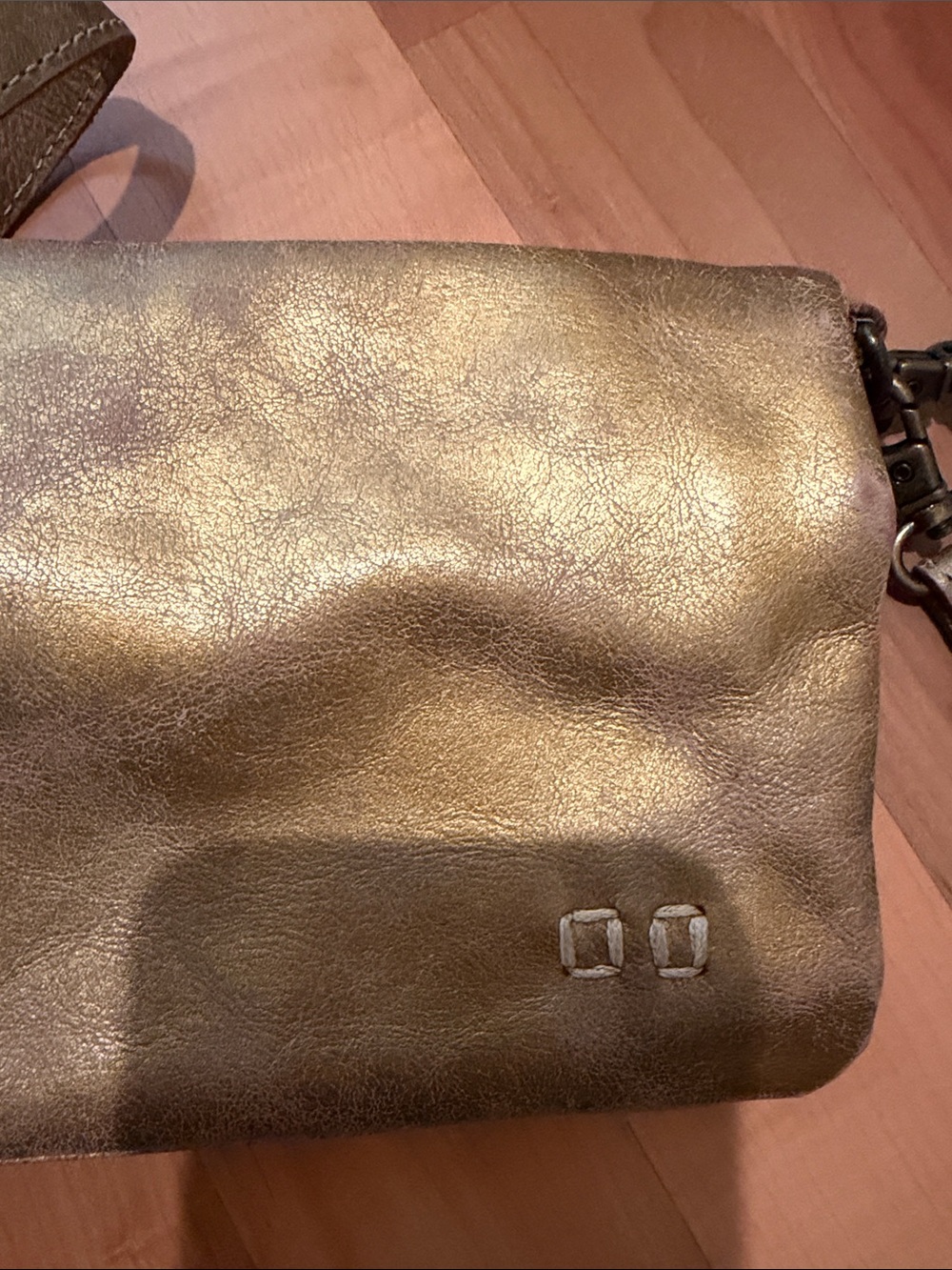Bed Stu Metallic Gold Crossbody Wallet - Picture 2 of 6